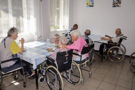 Маси в столовата пригодени за ползване с инвалидни колички
