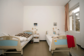 Пациентска стая за двама души с многофункционални болнични легла