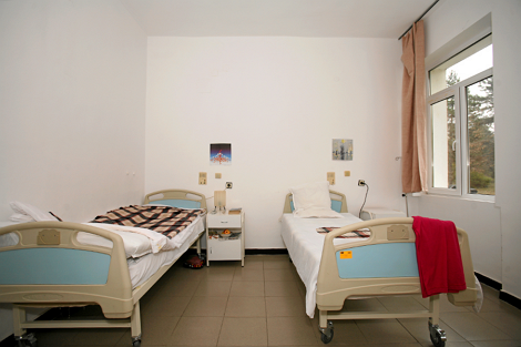 Пациентска стая с многофункционални медицински легла